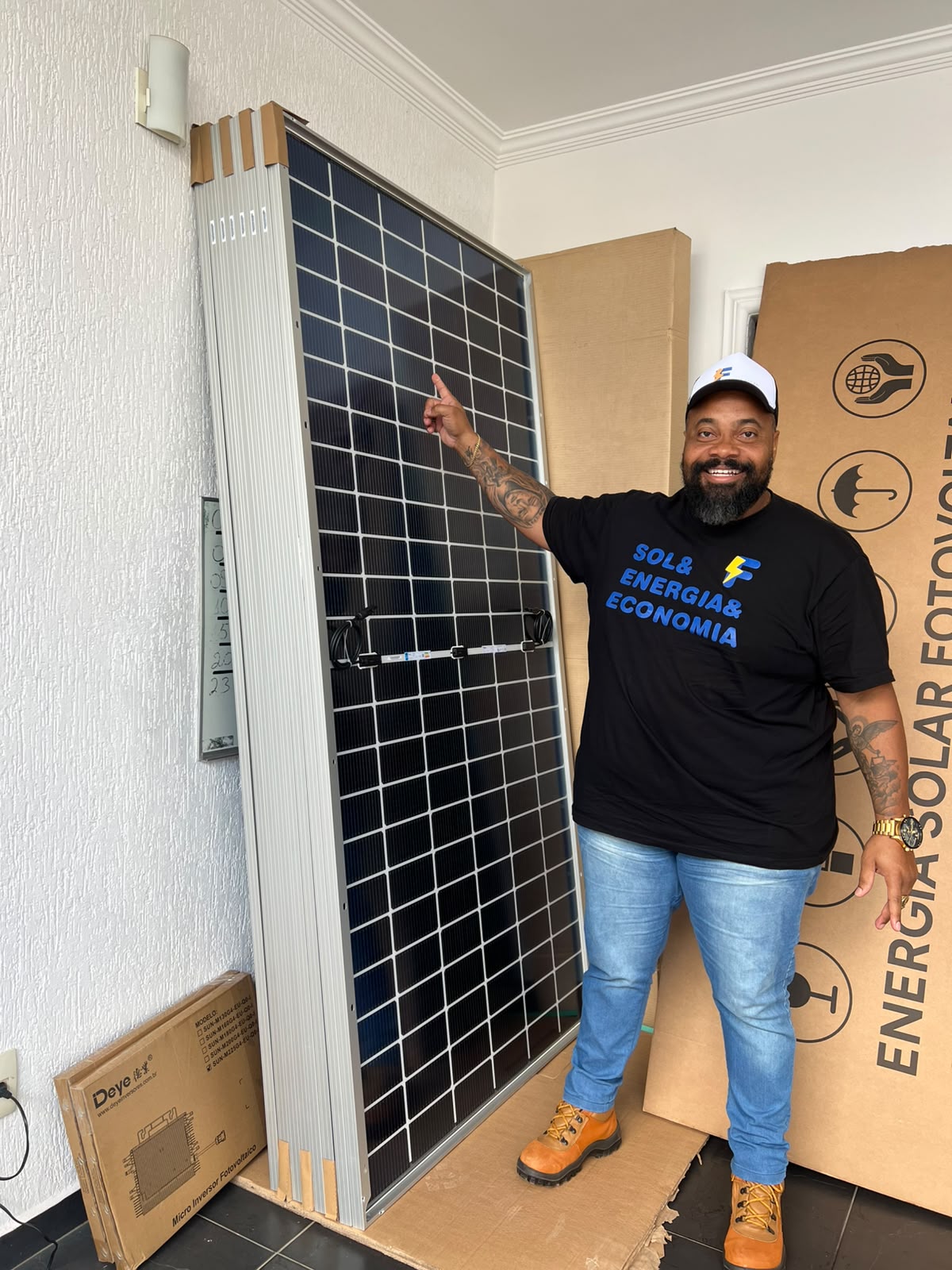 Equipe da F Energia Solar com painel fotovoltaico